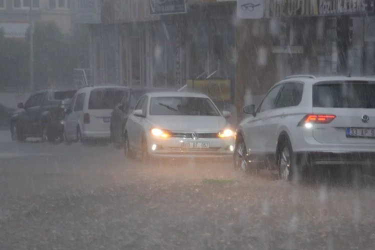 Şırnak'ta sağanak: Cadde ve sokaklar yağışa teslim oldu