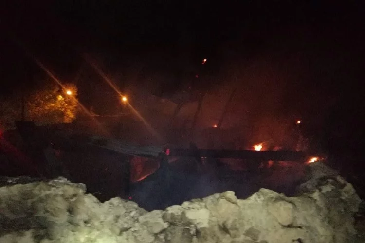 Sivas'taki yangında ağır kayıp: 5 samanlık 2 ahır yandı!