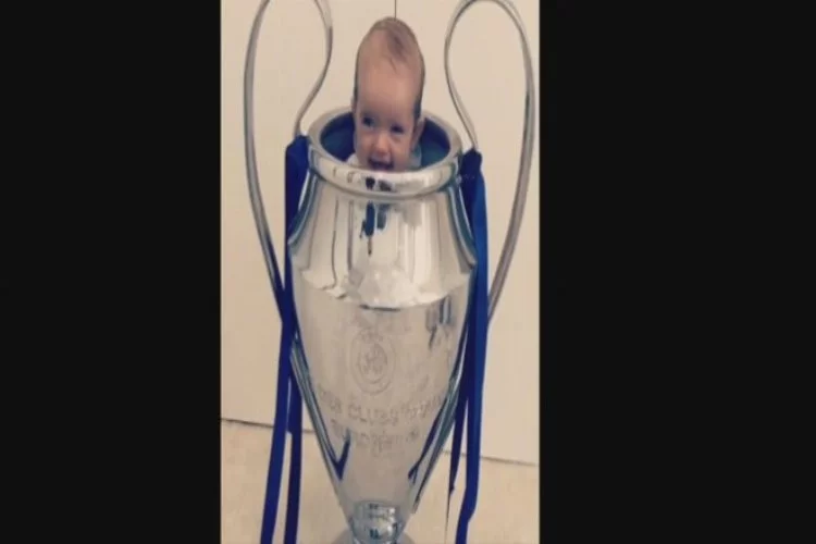 Sneijder'in minik oğlu sosyal medyayı salladı