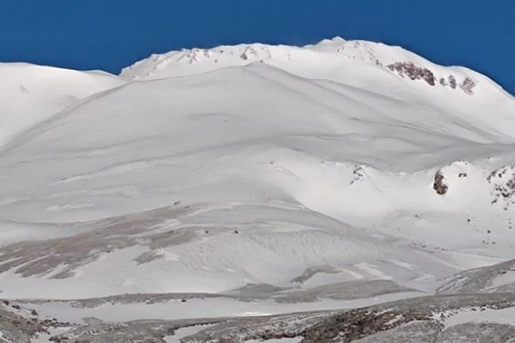 Süphan Dağı Mayıs ayında karla kaplandı!