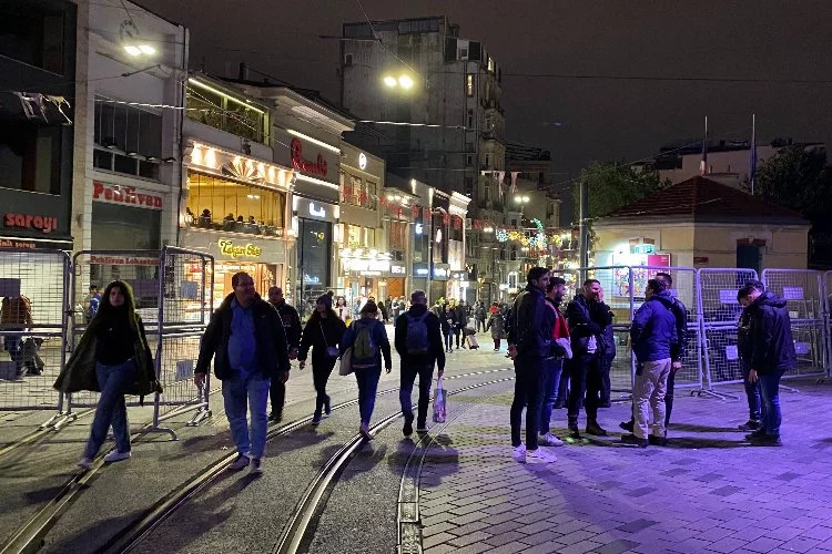 Taksim Meydanı ve İstiklal Caddesi araç ve yaya trafiğine tekrar açıldı