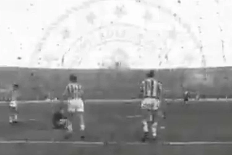 Tarihi maç görüntüleri ortaya çıktı: 1960 yılındaki Galatasaray-Fenerbahçe maçı yayınlandı!