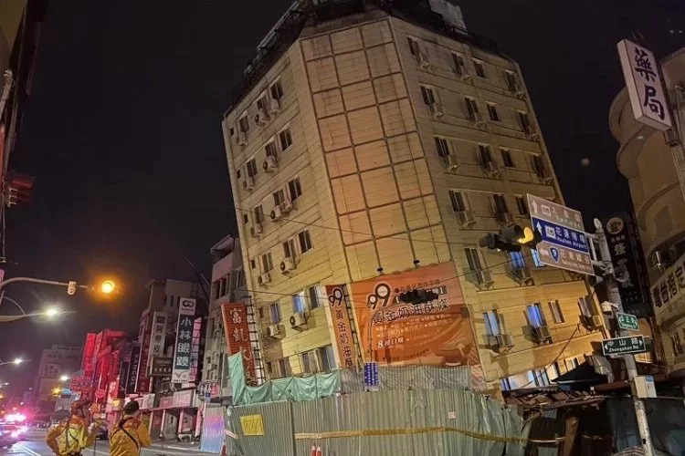 Tayvan’da depremde binanın devrilmesi sonucu çevreyi toz bulutu kapladı