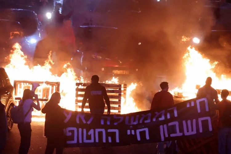 Tel Aviv'de göstericiler otoyolu kapattı!