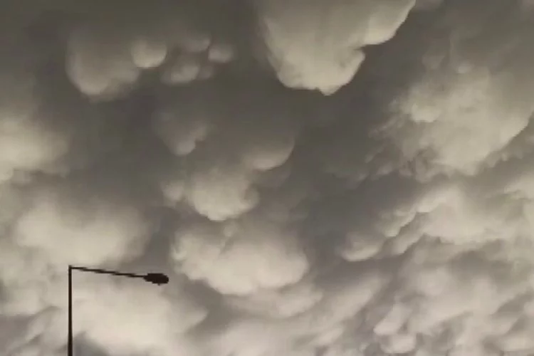 Tokat depremi sonrası Sivas'ta gökyüzü sarardı ve mammatus bulutları oluştu!