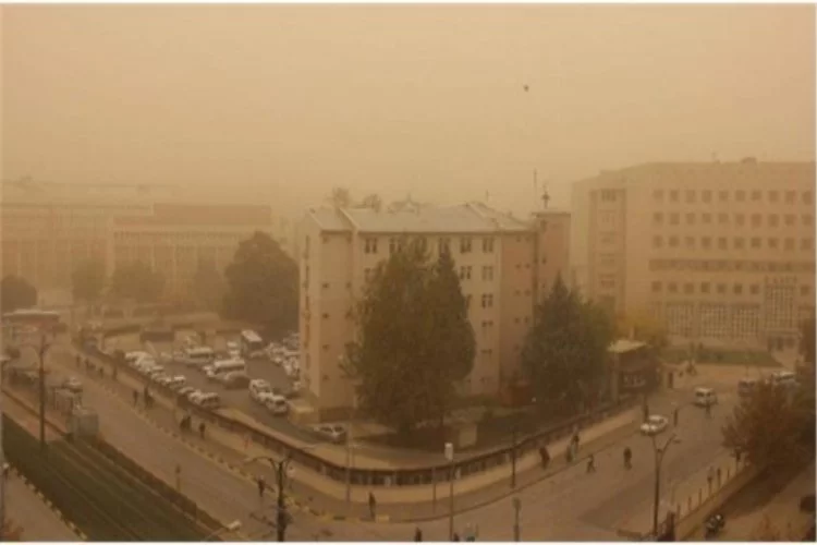 Toz bulutları Gaziantep'i sarıya boyadı