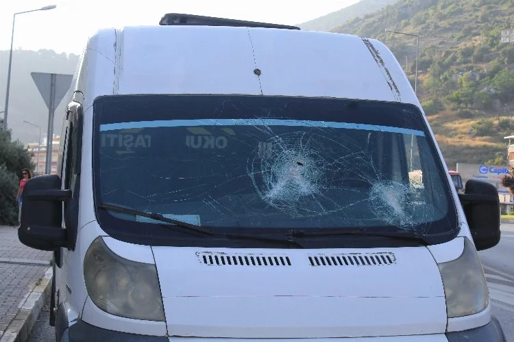 Trafikte tartışma! Servis aracının sopayla camını kırdı