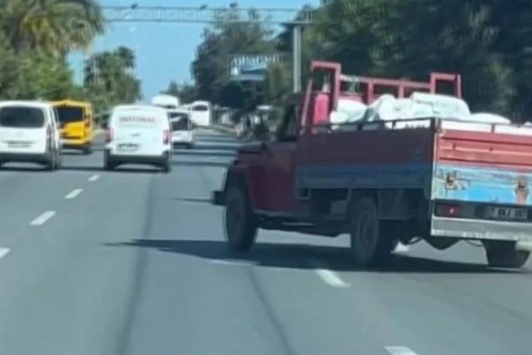 Trafikte zikzaklar çizerek ilerleyen kamyonet sürücüsüne tepki