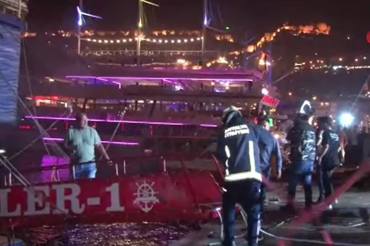 Antalya'da tur teknesinde çıkan yangın korkuttu