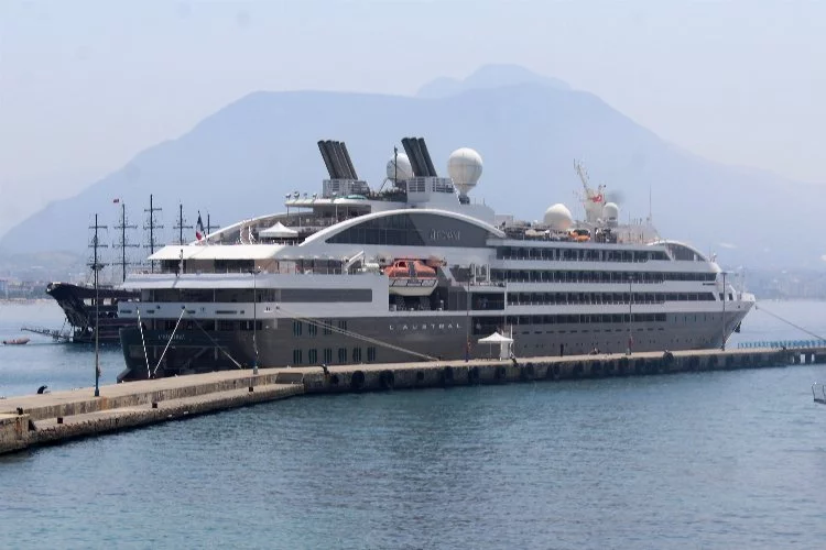 Turist yüklü gemi Alanya'ya demirledi