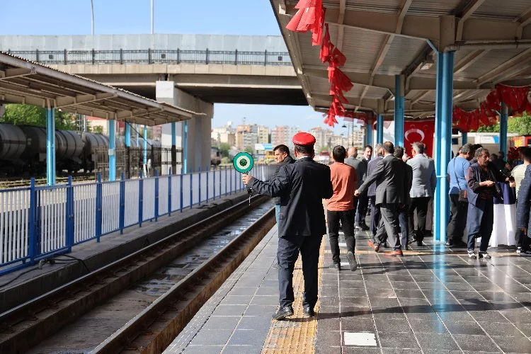 Turistik Diyarbakır Ekspresi için Diyarbakır Tren Garı'nda karşılama töreni