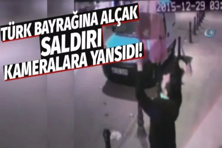 Türk bayrağına bıçakla saldırdı!