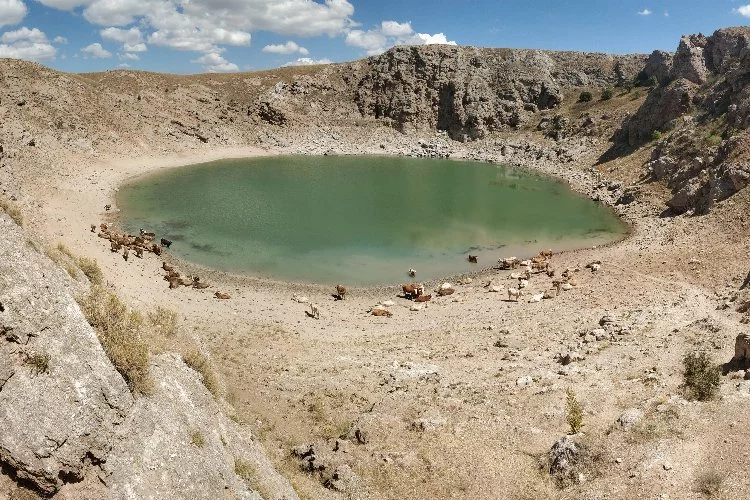 Turkuaz renkli suyu ile dikkat çeken göl: Kızılçan Gölü