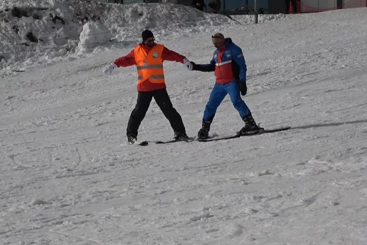 Uludağ'da görme engelli öğrenciler kayak keyfi yaşadı!