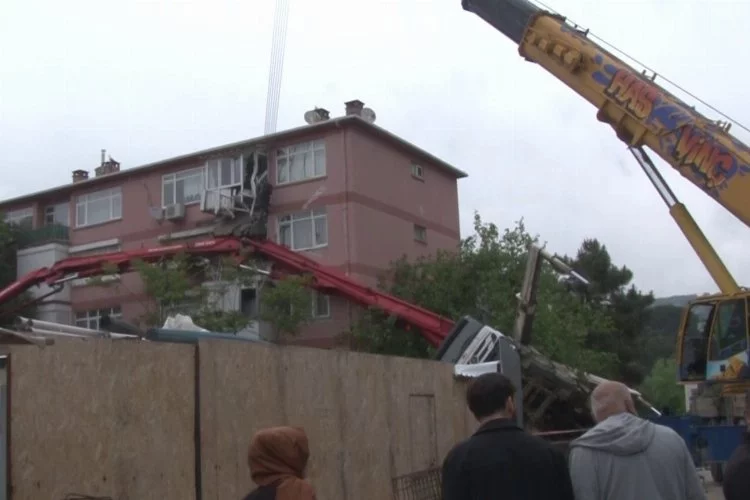 Üsküdar'da beton pompası devrildi: 2 balkon çöktü!