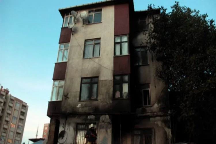 Üsküdar'da bir ev alev alev yandı