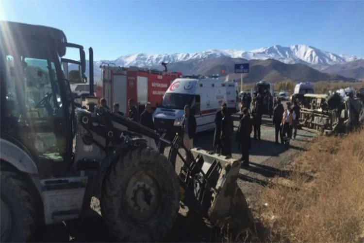 Van'da işçi makinesi minibüse çarptı: 23 yaralı