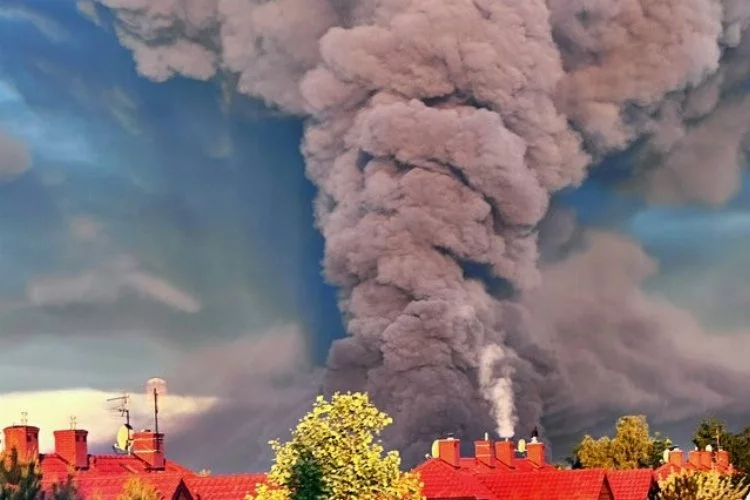 Varşova'da alışveriş merkezinde yangın: 1.348 dükkan küle döndü!