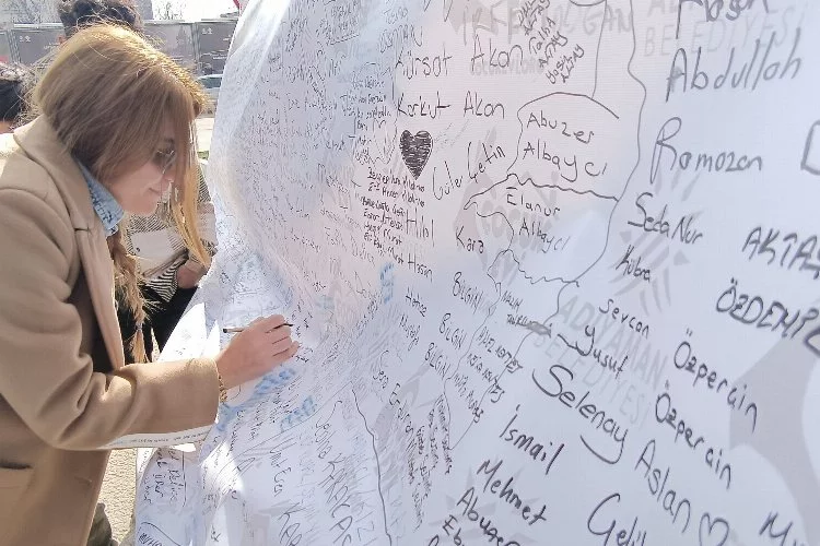 Yakınlarını depremde kaybedenler pankarta isimlerini yazıyor