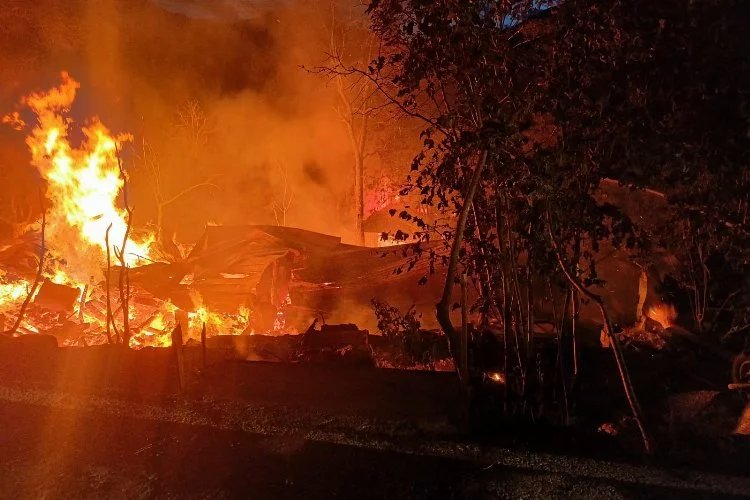 Yangın diğer evlere sıçramadan kontrol altına alındı