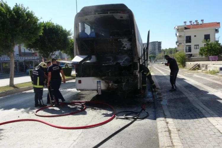 Otobüs alevler içinde kaldı... Vatandaşlar yangına müdahale etti!