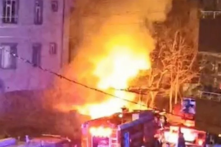 Yangında binada mahsur kalan 13 kişi tahliye edildi