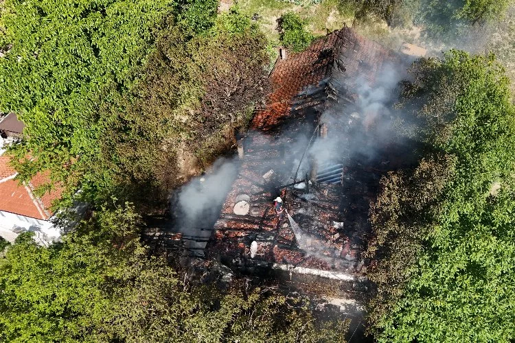 Yangında iki katlı müstakil ev zarar gördü